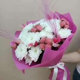 Композиция из Хризантем и Эустомы с добавлением эвкалипта