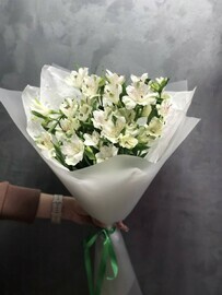 Монобукет из 7 белых альстромерий