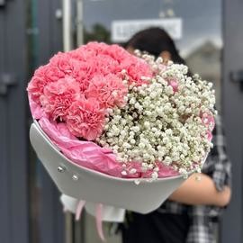 Стильный букет с 11 диантусами (гвоздикой) и гипсофилой-