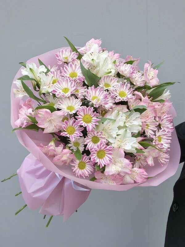 Нежный круглый букет с альстромериями и кустовыми хризантемами , премиум