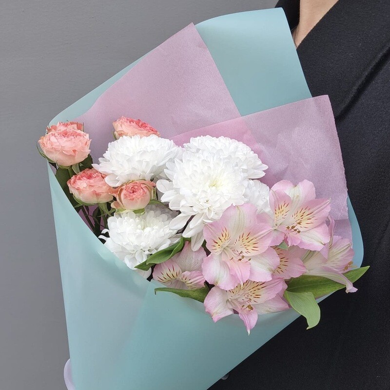 Букет комплимент с хризантемой и альстромерией и кустовой розой, уменьшенный