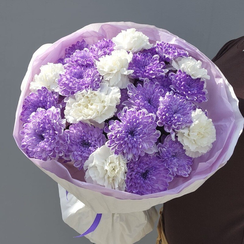 Яркий круглый букет с диантусами и хризантемой , стандартный