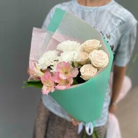 Нежный букет с кустовой розой, хризантемой и альстромерией