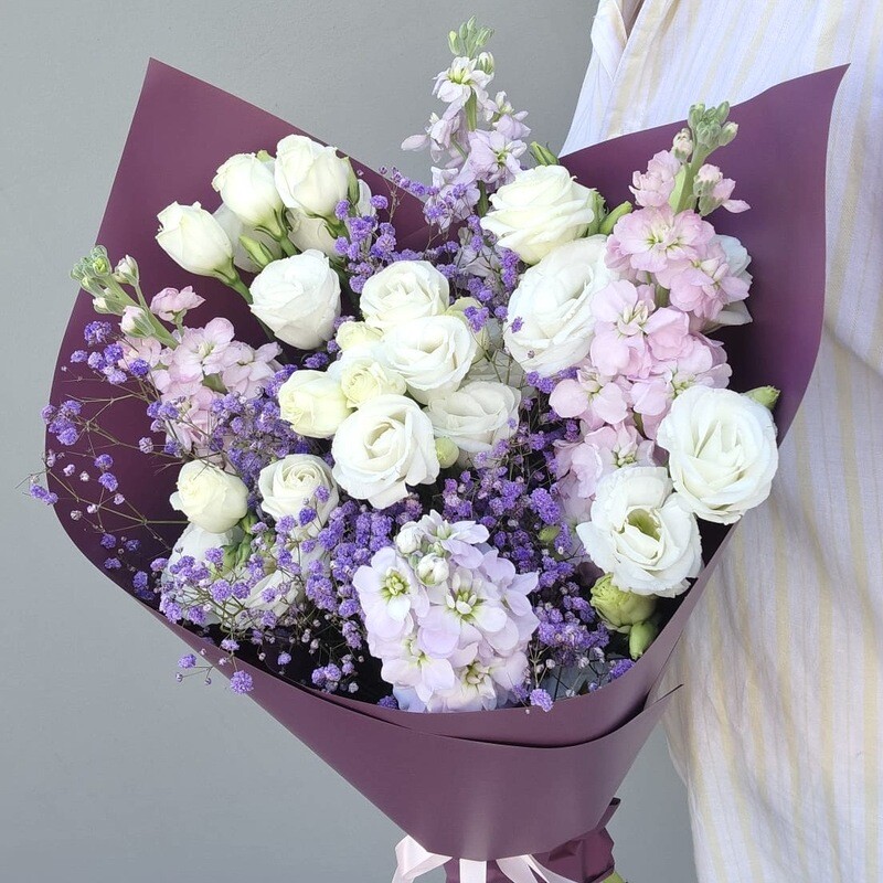 Interesnij buket s eustomami, mattioloj i gipsofiloj, standart