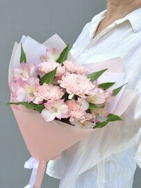 Nezhnij buket s hrizantemoj i al_stromeriyami