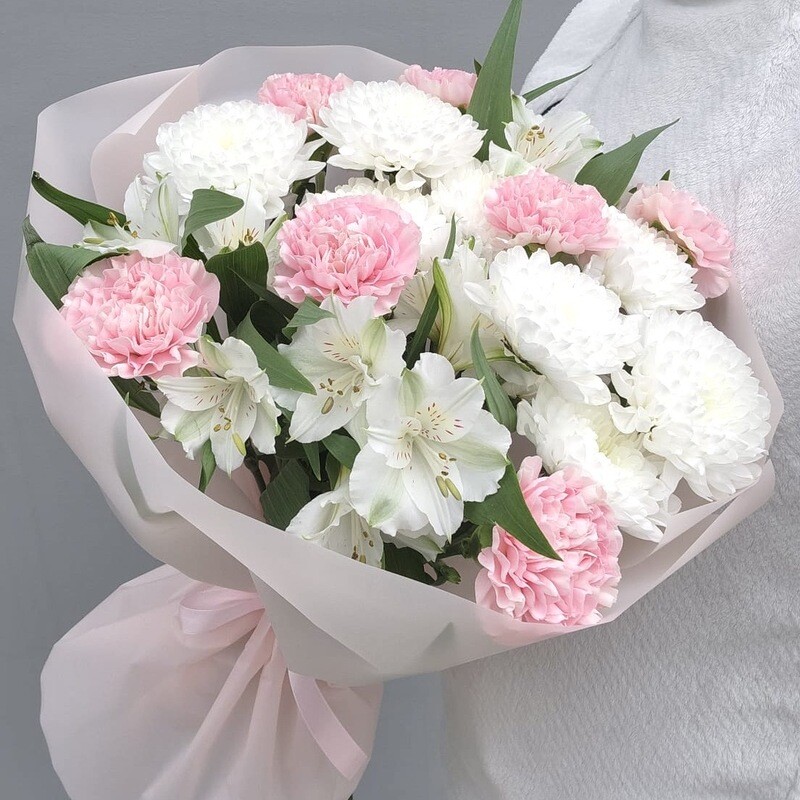 Нежный букет с диантусами и хризантемами , стандартный