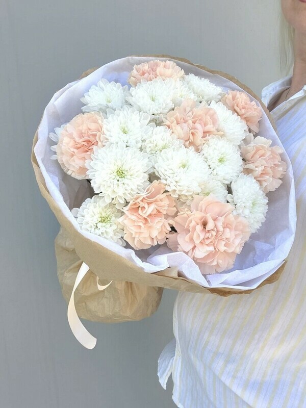 Интересный нежный букет с диантусами и хризантемами, стандартный