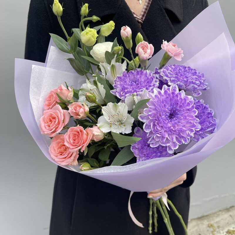 Яркий букет комплимент с кустовой розой, хризантемой и эустомой, стандартный