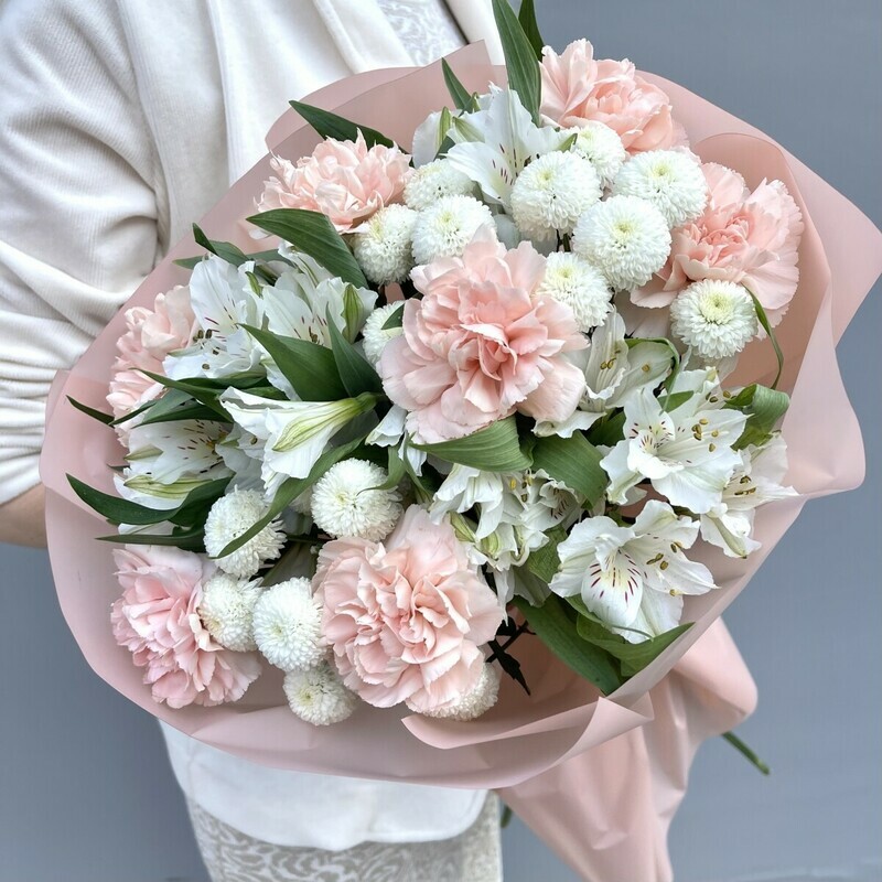 Нежный букет с диантусами, хризантемой и альстромерией, стандартный