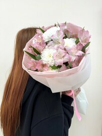 Букет комплимент с хризантемой и альстромериями