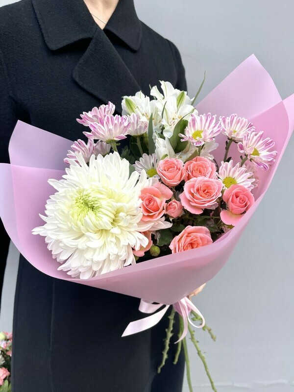 Милый букет с хризантемой и кустовой розой , стандартный