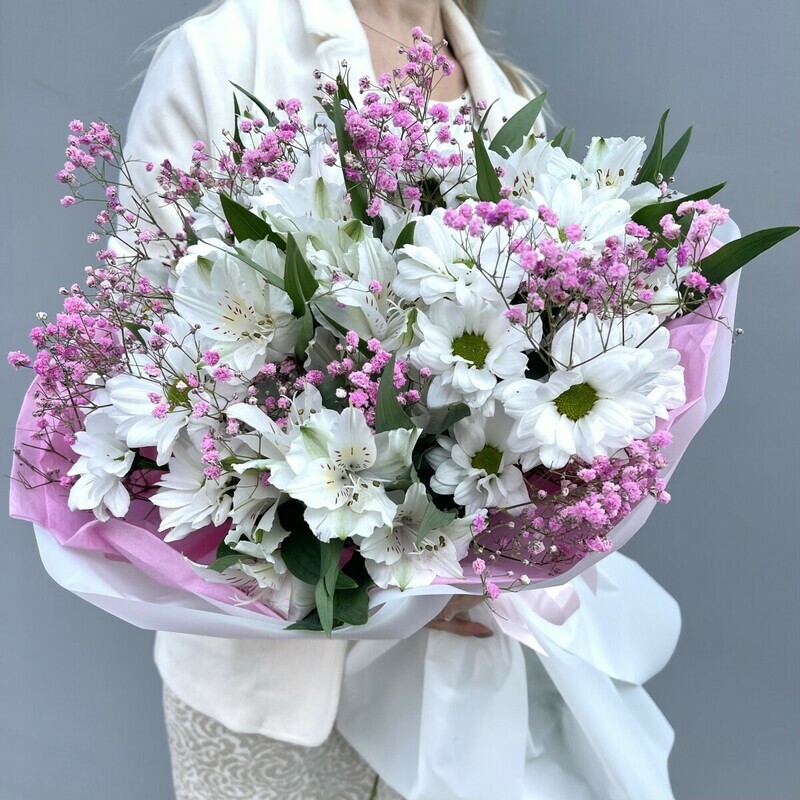 Нежный букет с гипсофилой, ромашкой и альстромерией, премиум