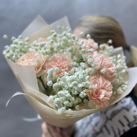 Нежный букет с диантусами и гипсофилой