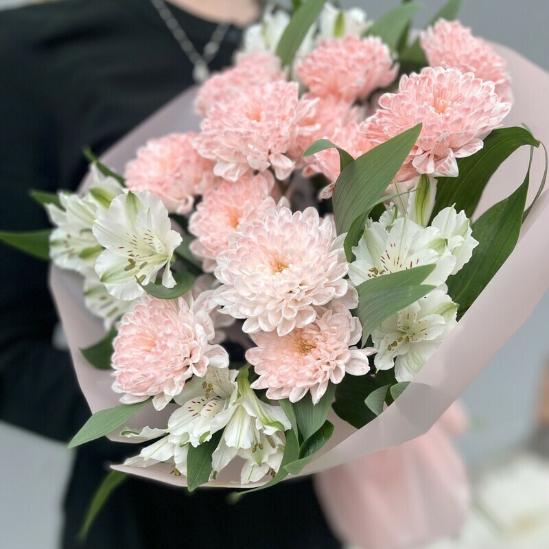 Nezhnij buket s hrizantemoj i al_stromeriej, standart