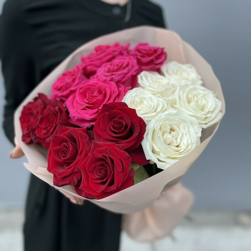 YArkij buket iz 15 roz, standart