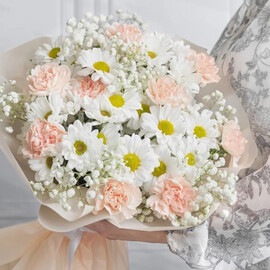 Ochen_ nezhnij buket iz romashki i diantusov