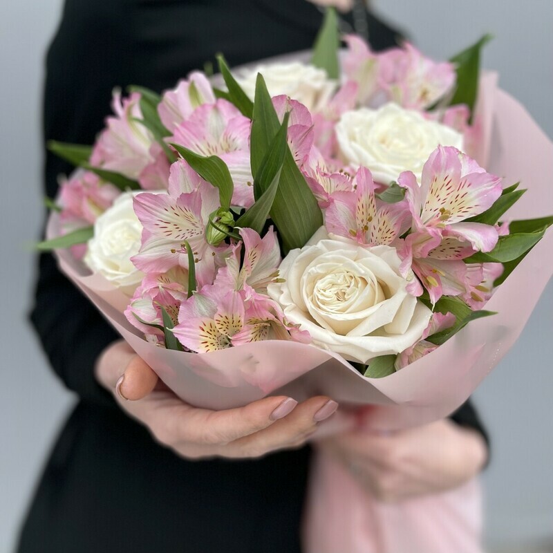 Милый букет с белой розой и альстромерией, стандартный