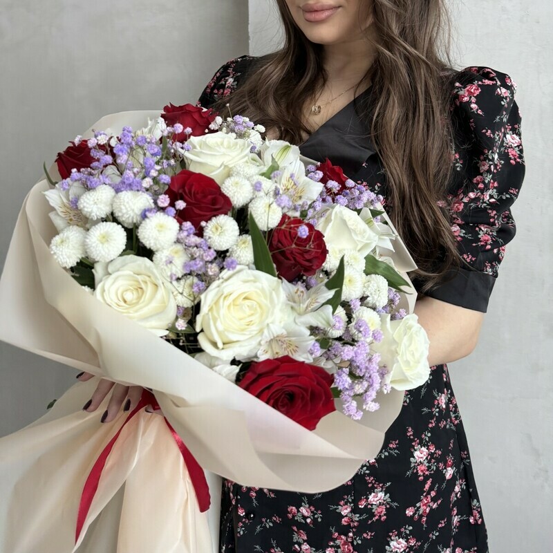 Roskoshnij buket s rozami, al_stromeriej i gipsofiloj, standart