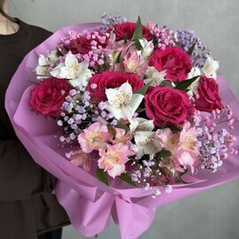 YArkij ob_emnij buket s malinovimi rozami