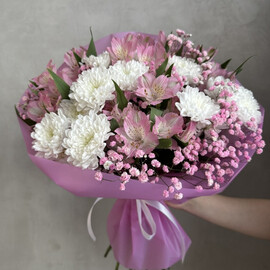 Интересный букет с хризантемой, альстромерией и гипсофилой