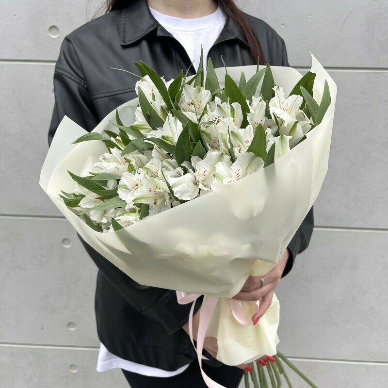 Buket iz nezhnih al_stromerij, belie al_stromerii 15 shtuk