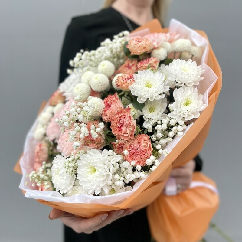 Очень милый букет с хризантемой, кустовой розой и гипсофилой, стандартный