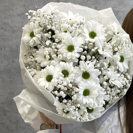 Belij nezhnij buket s romashkoj i gipsofiloj