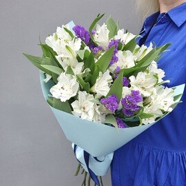 Милый букет с альстромерией и статицей