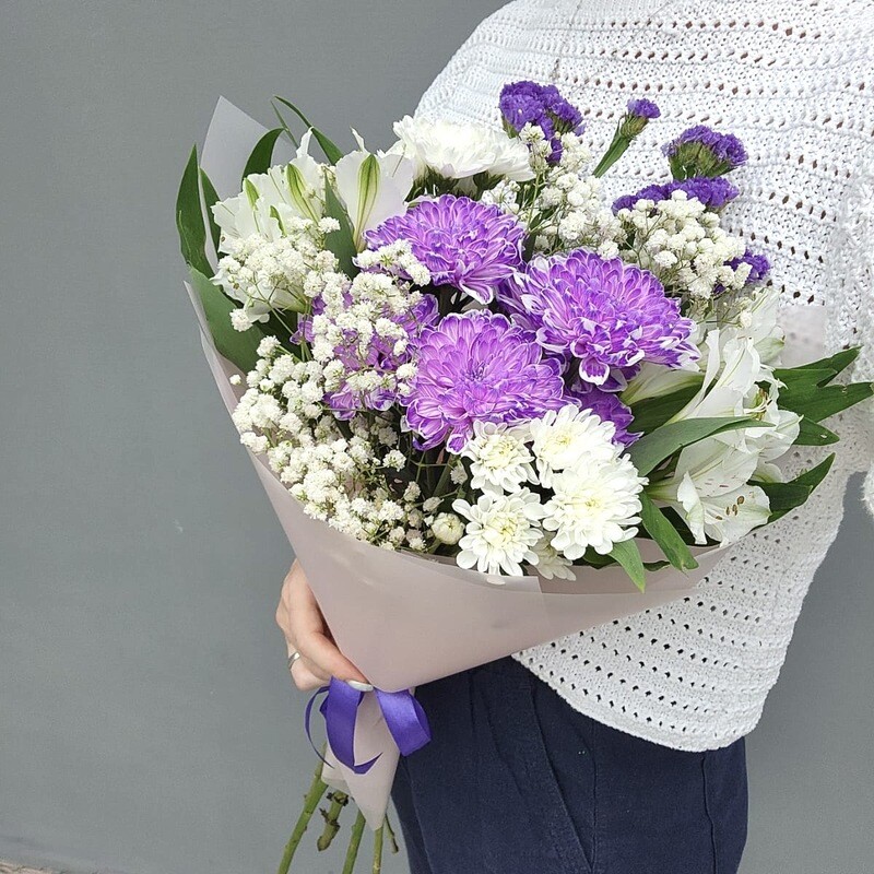 Сборный букет с хризантемой и гипсофилой, стандартный