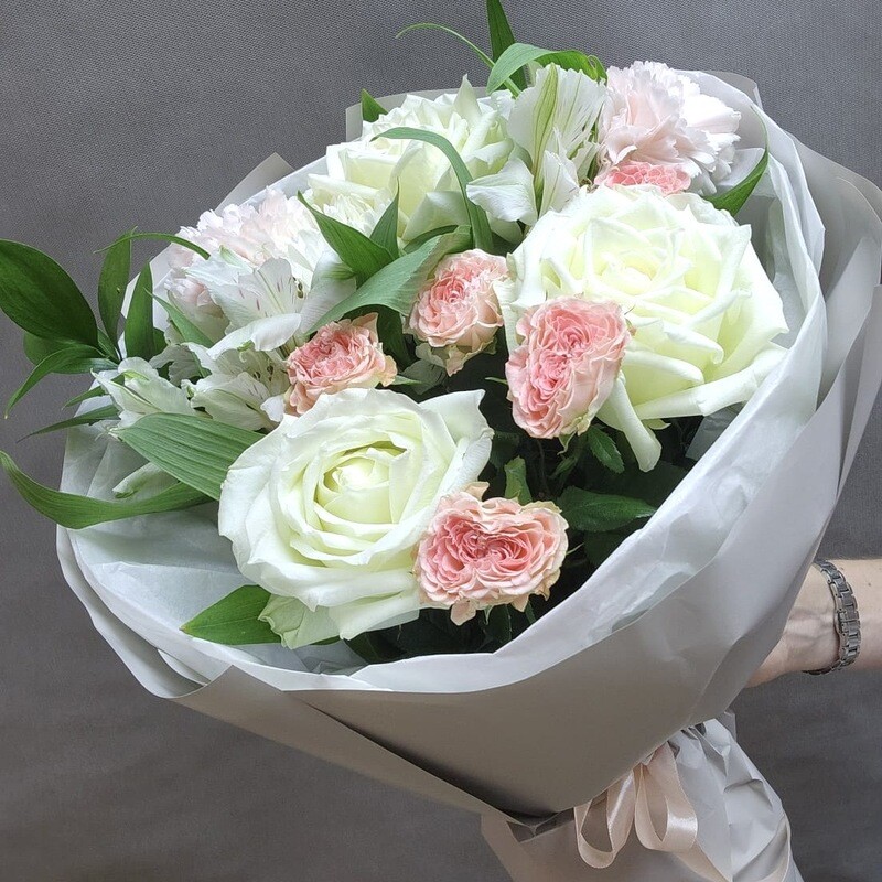 Ochen_ nezhnij buket s rozami, hrizantemoj i al_stromeriej, standart