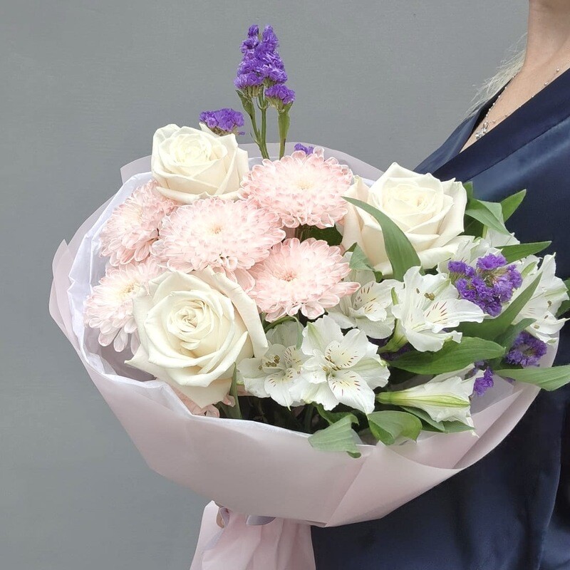 Nezhnij buket s rozami, al_stromeriej i hrizantkmoj, standart