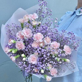 Interesnij buket s gvozdikoj i gipsofiloj