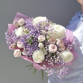 Нежный букет с кустовой розой, гипсофилой и белой розой