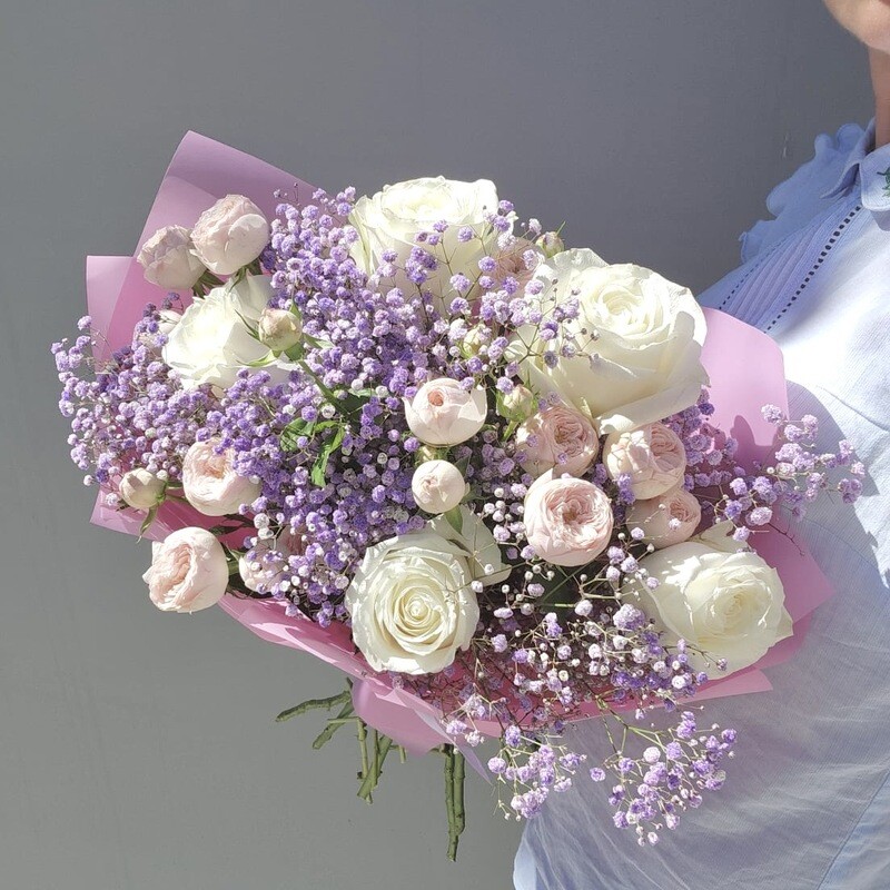 Нежный букет с кустовой розой, гипсофилой и белой розой, стандартный