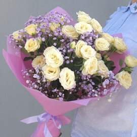 Милый букет с кустовой розой и гипсофилой