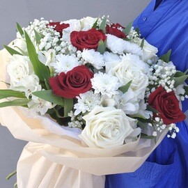 Шикарный букет с розами, хризантемой и альстромерией 