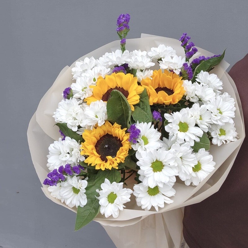 Cute bouquet with sunflowers and daisies , standart
