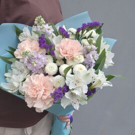 Nezhnij buket kompliment s hrizantemoj, diantusami i al_stromeriej