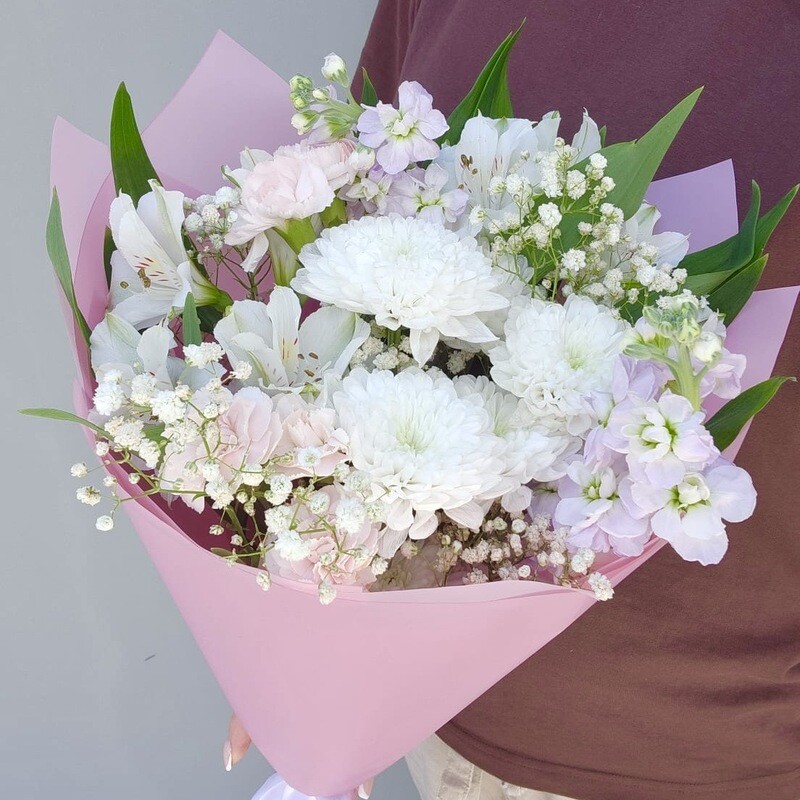 Milij buket kompliment s hrizantemoj, al_stromeriej i mattiolrj, reduced