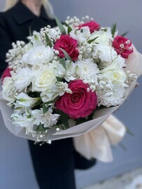 Роскошный букет с розами, хризантемами и алтстромерией