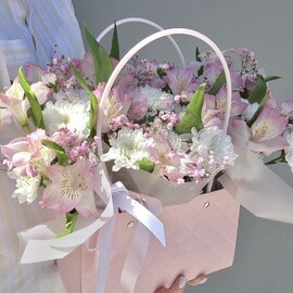 Нежная сумочка с хризантемой, альстромерией и гипсофилой