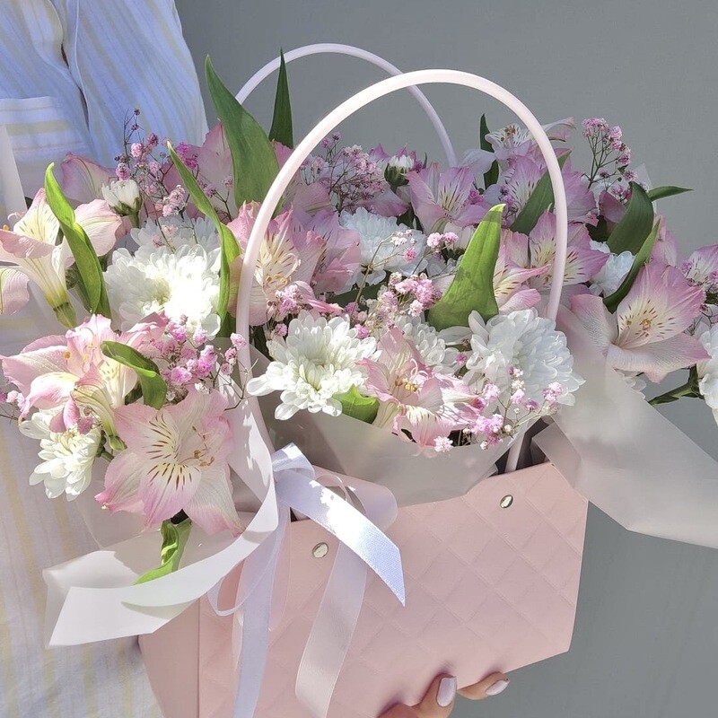 Нежная сумочка с хризантемой, альстромерией и гипсофилой, стандартный