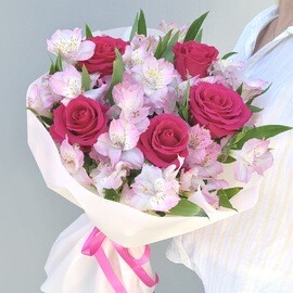 Milij buket s rozami i al_stromeriyami