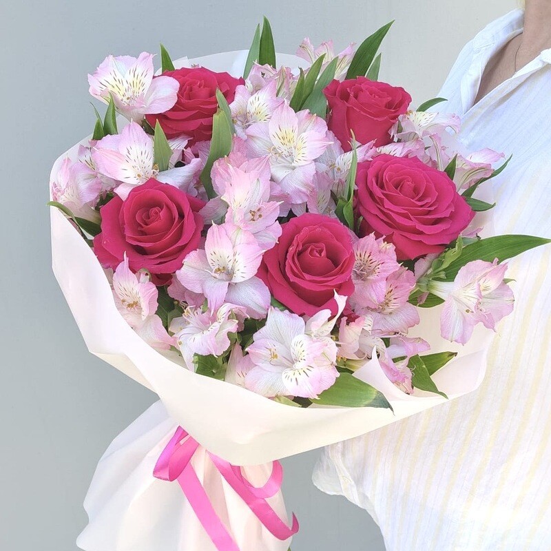 Милый букет с розами и альстромериями, стандартный