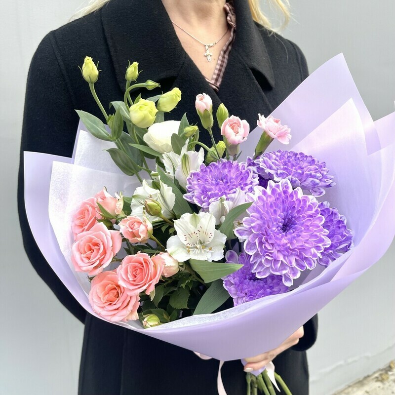 YArkij buket kompliment s kustovoj rozoj, hrizantemoj i eustomoj, standart
