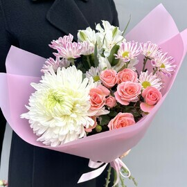 Milij buket s hrizantemoj i kustovoj rozoj