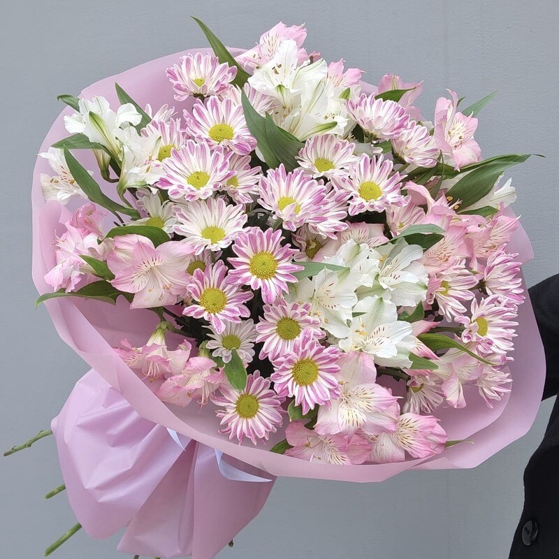 Nezhnij kruglij buket s al_stromeriyami i kustovimi hrizantemami, premium