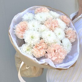 Интересный нежный букет с диантусами и хризантемами