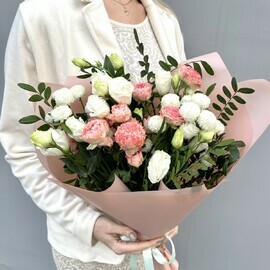 Nezhnij buket s kustovimi rozami, eustomami i zelen_yu