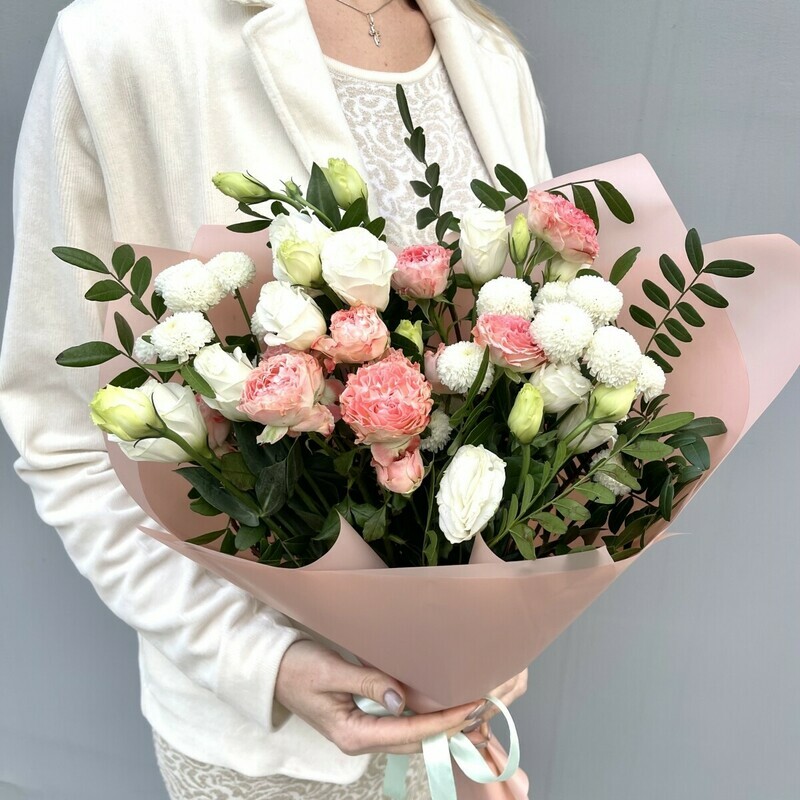 Нежный букет с кустовыми розами, эустомами и зеленью, стандартный